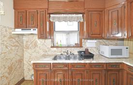 5-zimmer haus in der stadt in Etobicoke, Kanada. C$2 013 000