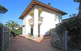 Villa – Forte dei Marmi, Toskana, Italien. 5 200 €  pro Woche