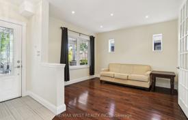 11-zimmer haus in der stadt in East York, Kanada. C$1 816 000