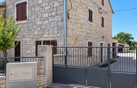 2-zimmer haus in der stadt 130 m² in Kanfanar, Kroatien. 300 000 €