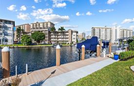Haus in der Stadt – Hallandale Beach, Florida, Vereinigte Staaten. $2 579 000