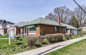 9-zimmer haus in der stadt in Etobicoke, Kanada. C$1 552 000