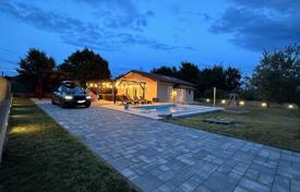 Haus Beautiful house with a swimming pool for sale near the town of Rovinj. 500 000 €