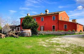 Farm 569 m² in Marche, Italien. 610 000 €