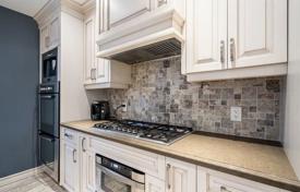 8-zimmer haus in der stadt in Etobicoke, Kanada. C$2 402 000