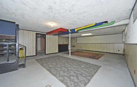 8-zimmer haus in der stadt in North York, Kanada. C$1 302 000