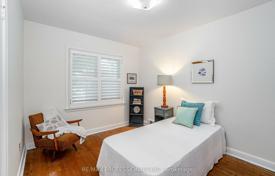 8-zimmer haus in der stadt in Etobicoke, Kanada. C$1 345 000