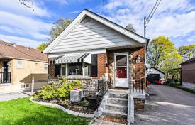 9-zimmer haus in der stadt in Scarborough, Kanada. C$1 179 000