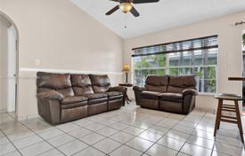 3-zimmer haus in der stadt 159 m² in Miami, Vereinigte Staaten. $660 000