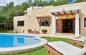 Villa – Ibiza, Balearen, Spanien. 5 500 €  pro Woche
