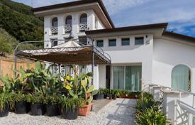 3-zimmer villa 440 m² in Carrara, Italien. Price on request