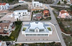 Verkauf, Vodice, neu erbautes Doppelhaus, 2 Etagen, Garten, Pool. 600 000 €