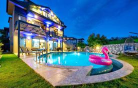 Schicke freistehende Villa mit Innen- und Außenpools in Fethiye. $512 000