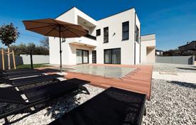 Haus A newly built, modern two-story house with a swimming pool near the sea, Pomer!. 1 110 000 €