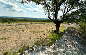 Bauland For sale is an attractive building plot with a beautiful sea view, ideally located in Sv. Lovreč Labinskom. 1 125 000 €