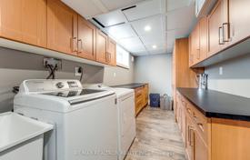 9-zimmer haus in der stadt in Etobicoke, Kanada. C$1 875 000