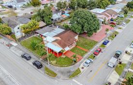 Haus in der Stadt – Hialeah, Florida, Vereinigte Staaten. $565 000