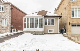 3-zimmer haus in der stadt in Etobicoke, Kanada. C$1 142 000