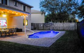 Haus in der Stadt – Coconut Creek, Florida, Vereinigte Staaten. $659 000