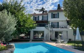 Haus in der Stadt – Arles, Bouches-du-Rhône, Provence-Alpes-Côte d'Azur,  Frankreich. 1 390 000 €