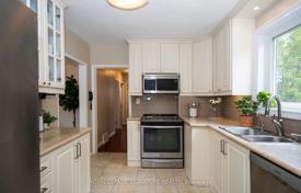 11-zimmer haus in der stadt in Scarborough, Kanada. C$1 660 000