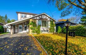 5-zimmer haus in der stadt in Etobicoke, Kanada. C$1 062 000