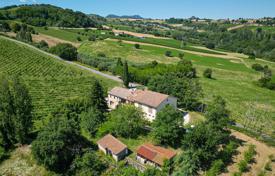 18-zimmer landgut 711 m² in Marche, Italien. 600 000 €