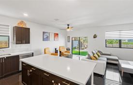 4-zimmer haus in der stadt 320 m² in Miami, Vereinigte Staaten. $775 000