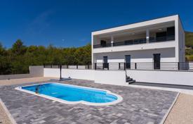 4-zimmer haus in der stadt 270 m² in Kaštel Novi, Kroatien. 750 000 €