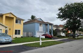 Haus in der Stadt – Pembroke Pines, Broward, Florida,  Vereinigte Staaten. $444 000