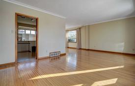 10-zimmer haus in der stadt in Etobicoke, Kanada. C$1 667 000