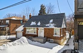 6-zimmer haus in der stadt in Etobicoke, Kanada. C$2 053 000