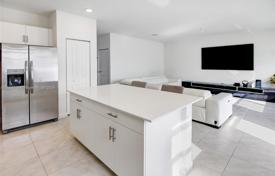 5-zimmer haus in der stadt 352 m² in Miami, Vereinigte Staaten. $890 000