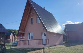 Legal Haus mit schöner Aussicht auf das Tal und die Berge in Zabljak. 85 000 €