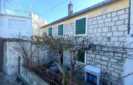 Zu verkaufen, Trogir, Čiovo, Doppelhaushälfte, Terrasse, nahe dem Meer. 175 000 €