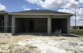 Haus in der Stadt – Cape Coral, Florida, Vereinigte Staaten. $520 000