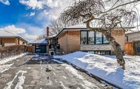 5-zimmer haus in der stadt in Etobicoke, Kanada. C$1 902 000