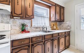 9-zimmer haus in der stadt in Etobicoke, Kanada. C$1 871 000