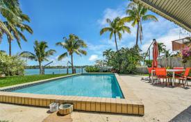 Villa – Stillwater Drive, Miami Beach, Florida,  Vereinigte Staaten. $1 800 000