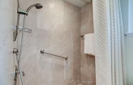 7-zimmer haus in der stadt in North York, Kanada. C$1 743 000