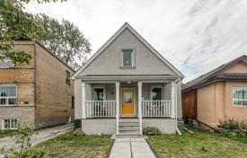 5-zimmer haus in der stadt in Etobicoke, Kanada. C$1 305 000