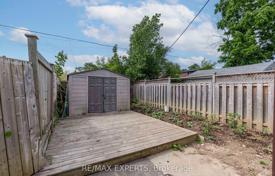 15-zimmer haus in der stadt in Etobicoke, Kanada. C$1 547 000