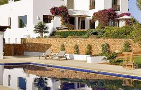 Villa – Ibiza, Balearen, Spanien. 7 500 €  pro Woche