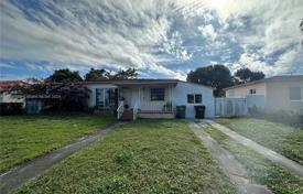 Haus in der Stadt – Hialeah, Florida, Vereinigte Staaten. $530 000