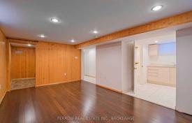 8-zimmer haus in der stadt in North York, Kanada. C$2 268 000