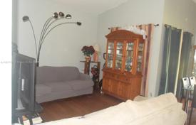 3-zimmer haus in der stadt 114 m² in Miami, Vereinigte Staaten. $535 000