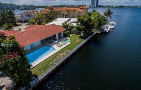 Villa – North Miami Beach, Florida, Vereinigte Staaten. 1 480 000 €