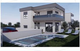 Haus We are selling a semi-detached villa with a pool and a garage. 730 000 €