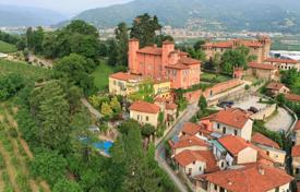 Schloss – Saluzzo, Piedmont, Italien. Price on request