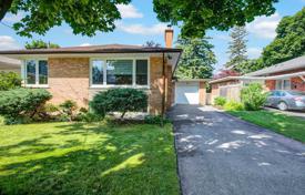 5-zimmer haus in der stadt in Etobicoke, Kanada. C$1 454 000